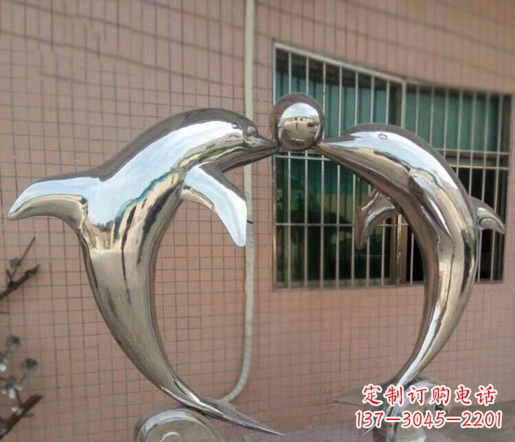 哈尔滨校园不锈钢海豚顶球雕塑