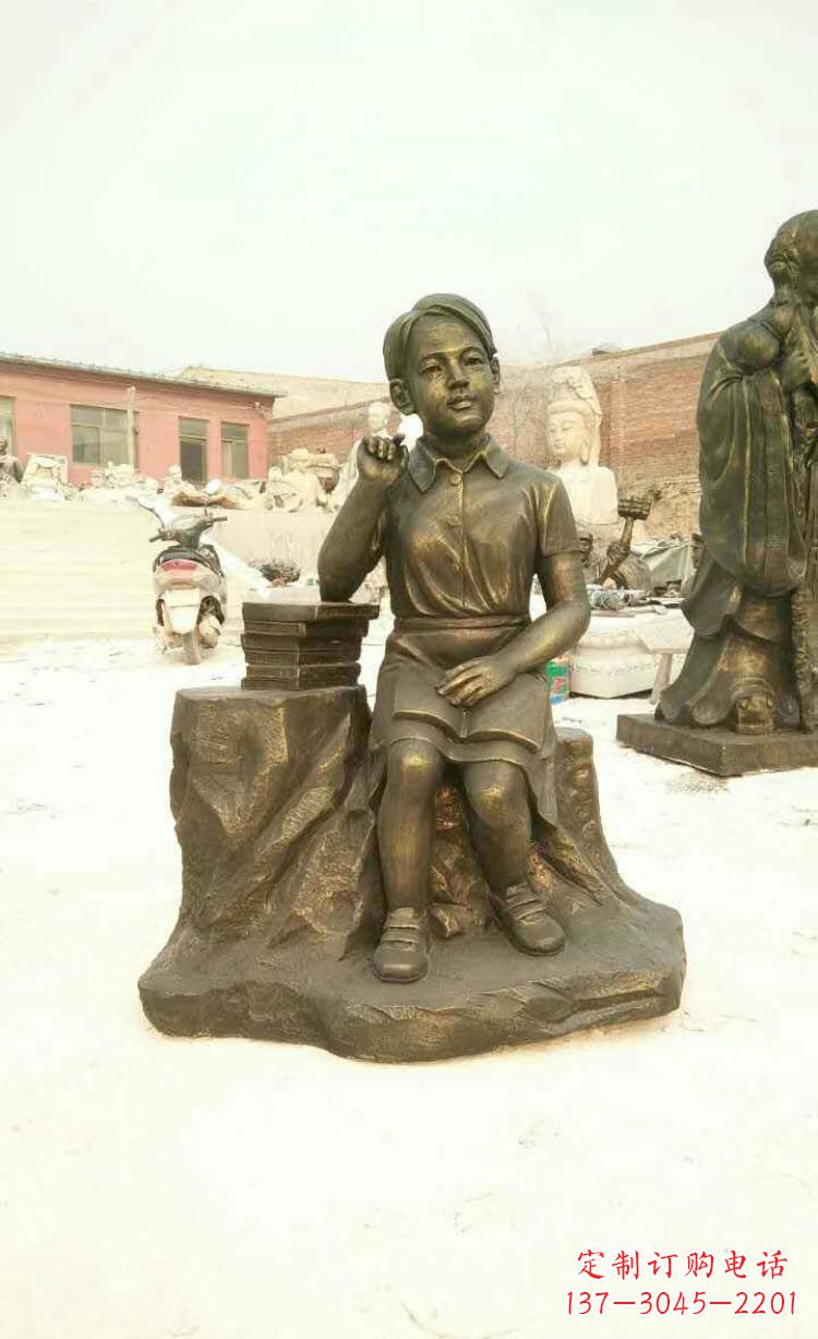 哈尔滨校园看书思考的学生铜雕