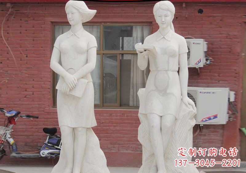哈尔滨校园拿书本的学生石雕