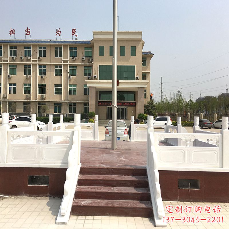 哈尔滨学校广场石雕升旗台