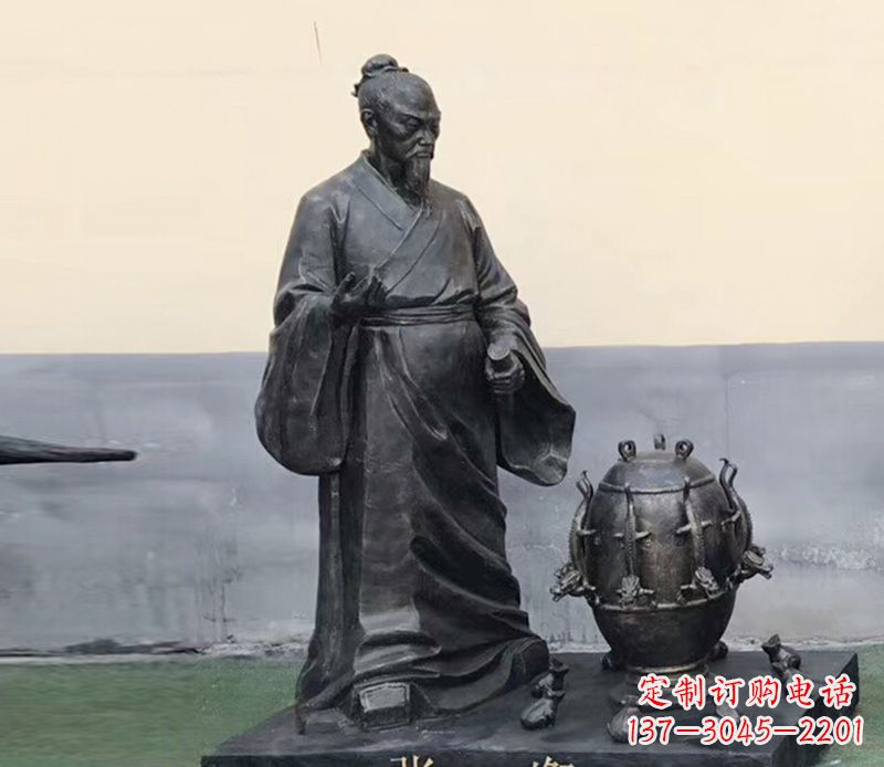 哈尔滨学校张衡和地动仪铜雕