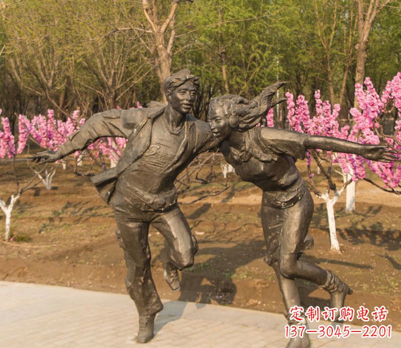 哈尔滨游玩的情侣铜雕
