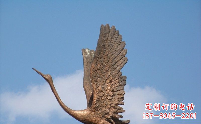 哈尔滨展翅高飞的仙鹤动物铜雕