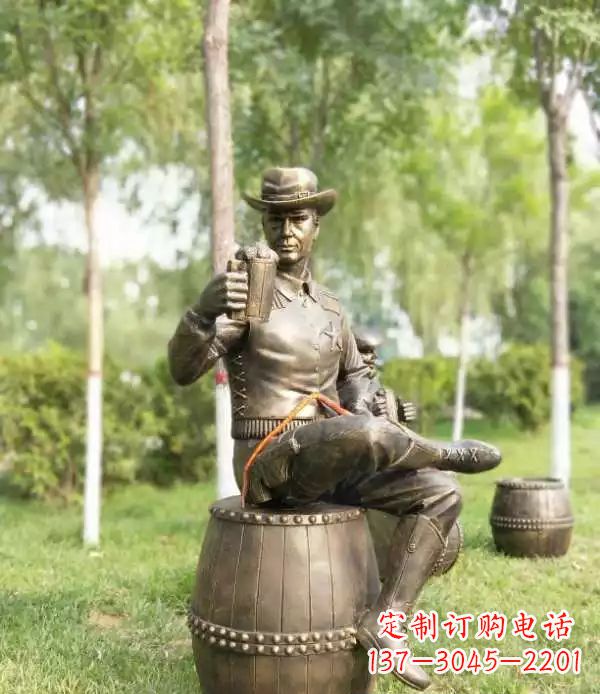 哈尔滨坐酒桶喝啤酒的牛仔铜雕